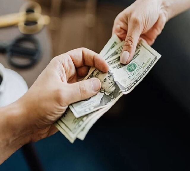 Hình ảnh chồng cho bạn tiền trong giấc mơ muốn gửi đến thông điệp nào?