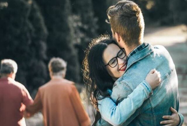 Ý nghĩa tâm linh trong giấc mộng thấy chồng ôm