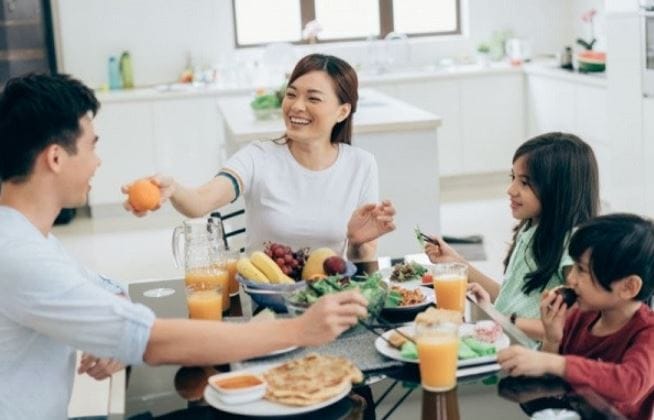 Con số may mắn khi mơ thấy cùng gia đình ăn cơm