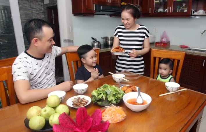 Mơ thấy ăn cơm cùng gia đình và những giải mã chi tiết trong mơ!