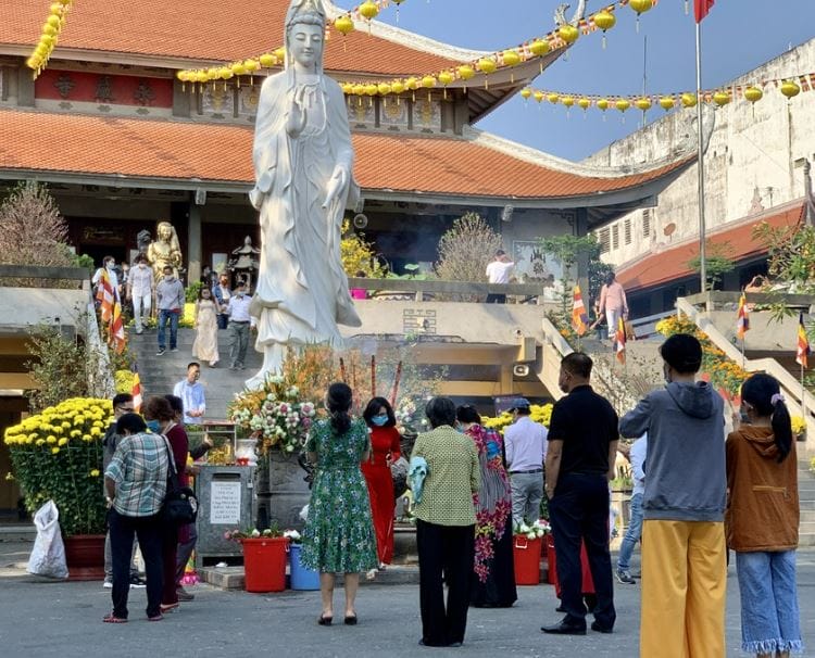 Mơ thấy đi chùa cùng gia đình - Giải mã ý nghĩa và số đẹp gắn với giấc mơ