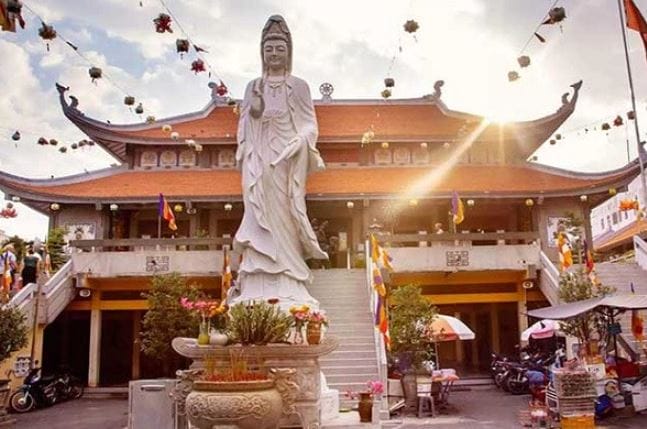 Mộng thấy đi chùa là hiện tượng tâm linh khá phổ biến và mang đến những ý nghĩa sâu sắc