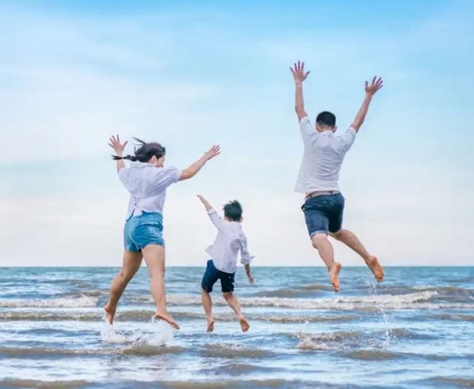 Ý nghĩa chung về giấc mộng thấy tắm biển cùng gia đình