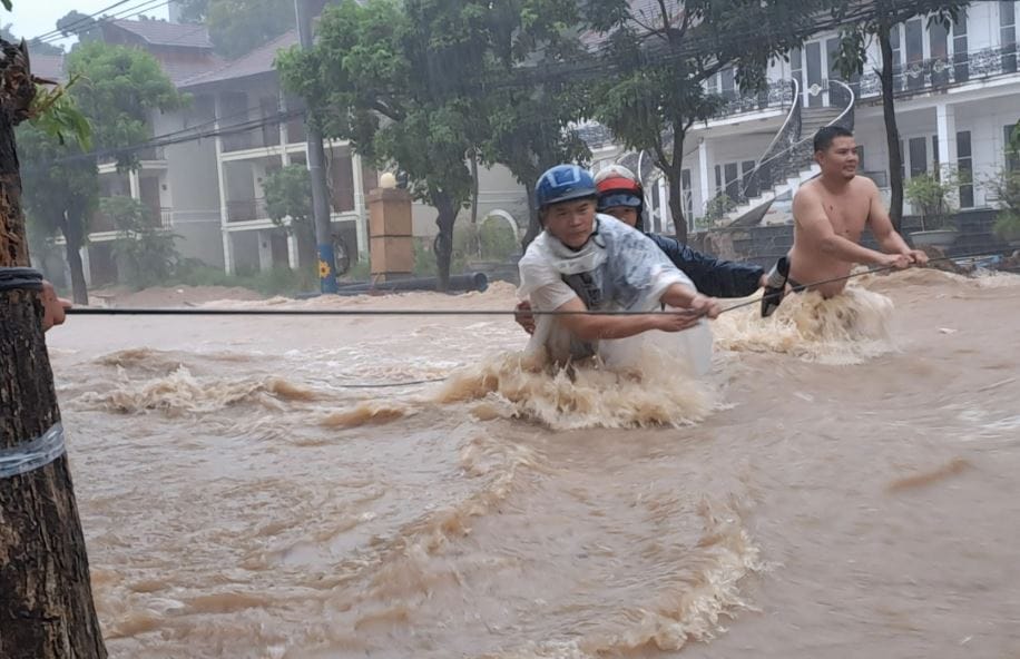 Giấc mơ thấy nước cuốn người và những con số may mắn