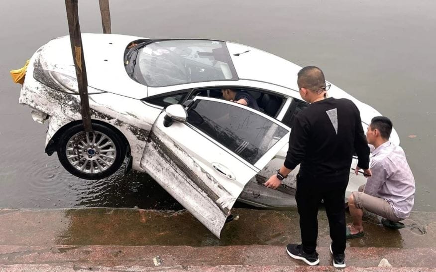 Mơ thấy xe ô tô lao xuống nước và những giải mã cụ thể