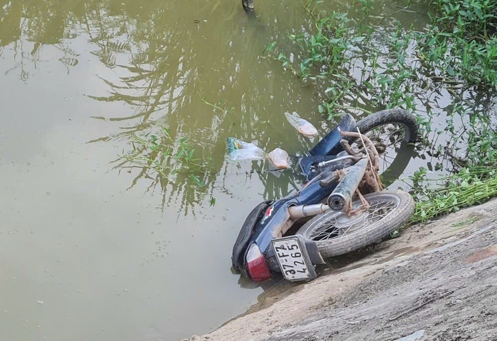 Mơ thấy xe máy rơi xuống sông rồi được vớt lên thường thể hiện sự phục hồi