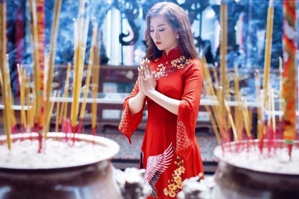 Chiêm bao thấy thắp hương cho người chết đánh con gì may mắn