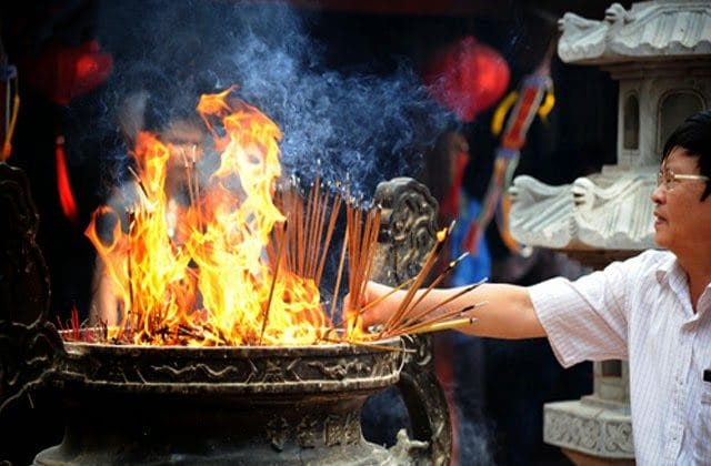 Điềm báo từ giấc mơ bát hương bị đổ