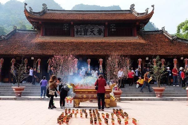 Điềm báo từ giấc mộng thấy người khác thắp hương