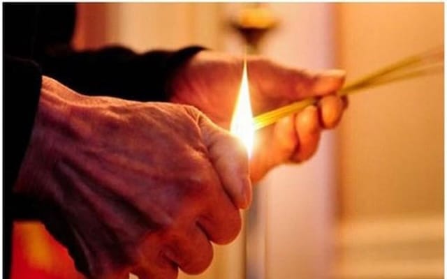 Ý nghĩa tâm linh của giấc mơ thấy thắp hương cho ông bà