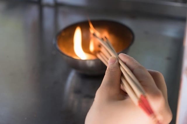 Mơ thắp hương cho ông bà và các tình huống cụ thể