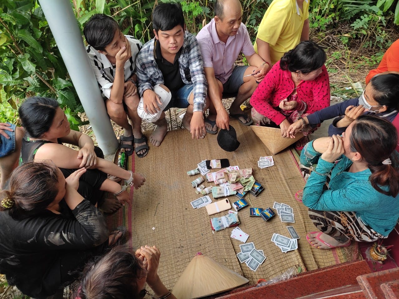 Ngủ Mơ Thấy Đánh Bài Bị Công An Bắt Và Những Luận Giải Chi Tiết