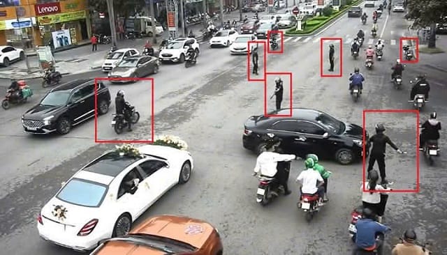 Chiêm bao thấy mình chạy trốn công an giữa đám đông