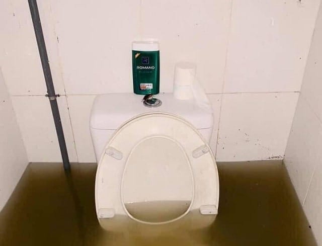 Giải mã điềm báo khi mơ thấy nhà vệ sinh bị ngập nước