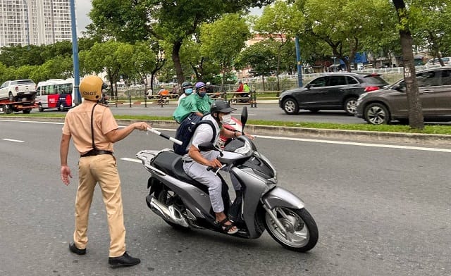 Mơ thấy mình chạy trốn công an có sao không?