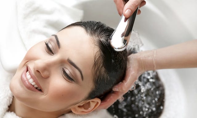 Mơ thấy người khác gội đầu cho mình báo hiệu điềm tốt hay xấu?