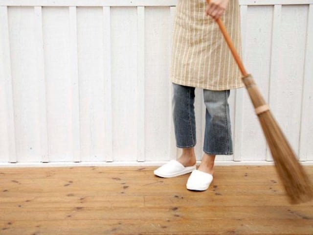Mơ thấy quét nhà theo từng hoàn cảnh cụ thể