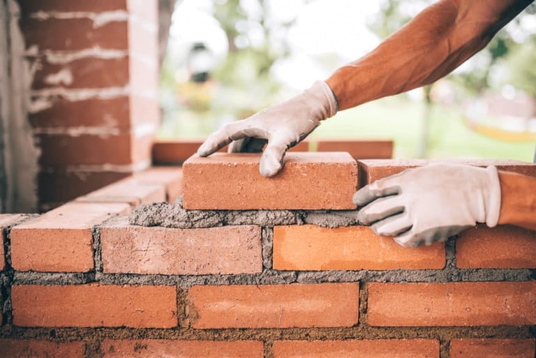 Nằm mơ thấy gạch xây nhà là điềm gì