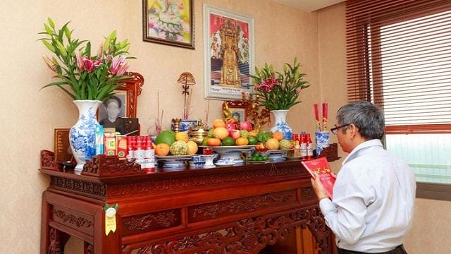 Chiêm bao thấy di ảnh người chết trên bàn thờ bị nghiêng, bị đổ