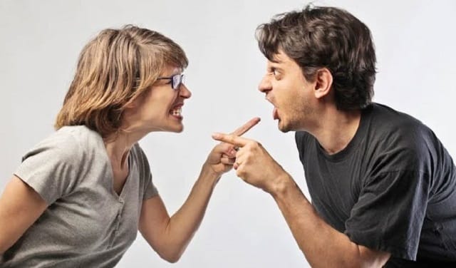 Có sao không khi mơ thấy vợ chồng người khác cãi nhau trong nhà mình?