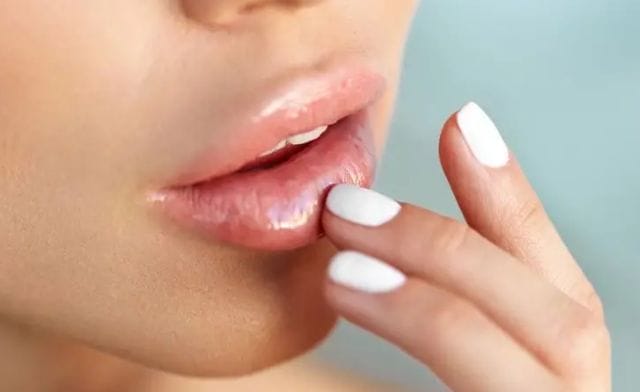 Điềm báo giật môi dưới chi tiết theo từng khung giờ