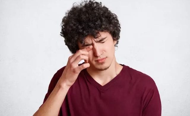Dưới góc nhìn khoa học, mắt phải nam giật là do nguyên nhân nào?