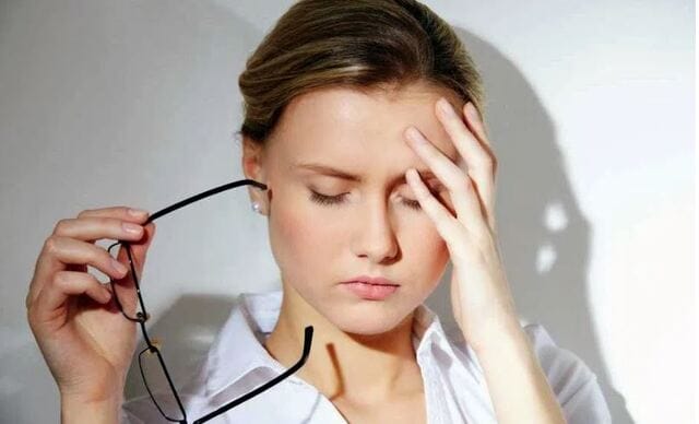 Hiện tượng giật mắt trái ở nữ khá phổ biến khi mí mắt nhấp nháy liên tục không kiểm soát