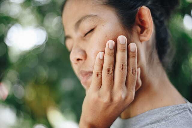 Má trái giật vào sáng sớm, ngay khi thức dậy thường là báo hiệu cho một khởi đầu mới.