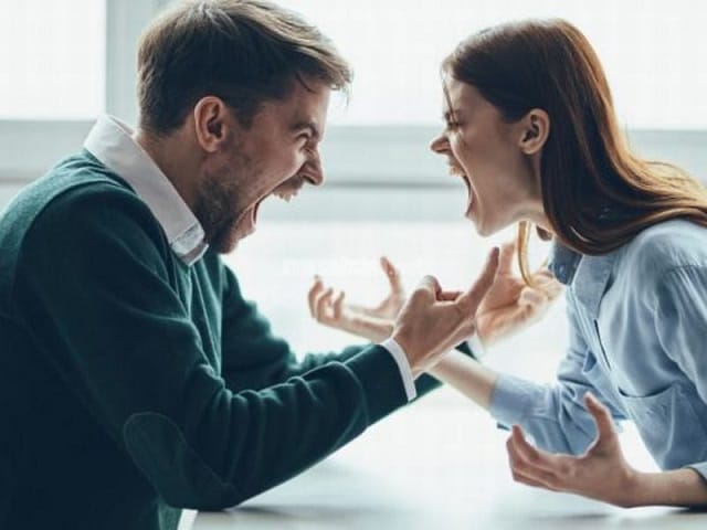 Mơ cãi nhau với chồng bạn thân