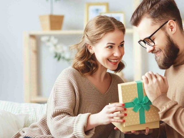 Mơ được bạn khác giới tặng quà cho thấy mối quan hệ bền chặt