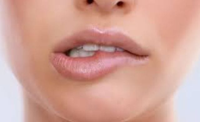 Môi dưới bị giật là điềm gì theo góc độ khoa học
