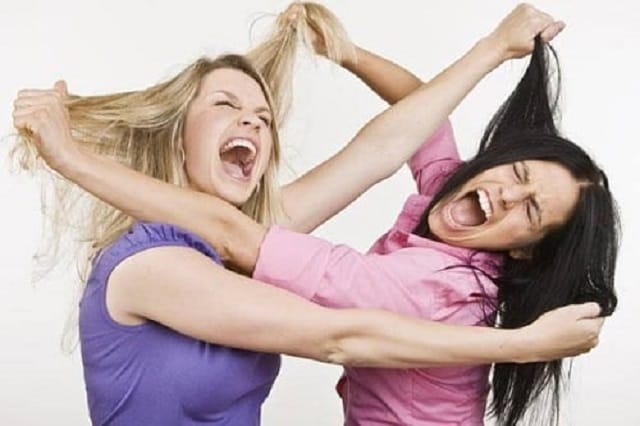 Mộng thấy đánh nhau với người lạ có sao không?