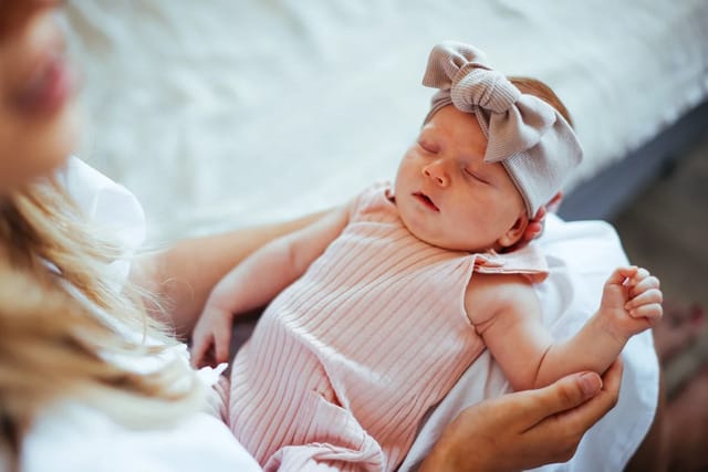 Ngủ mơ thấy bế bé gái có phải là điềm lành hay không?