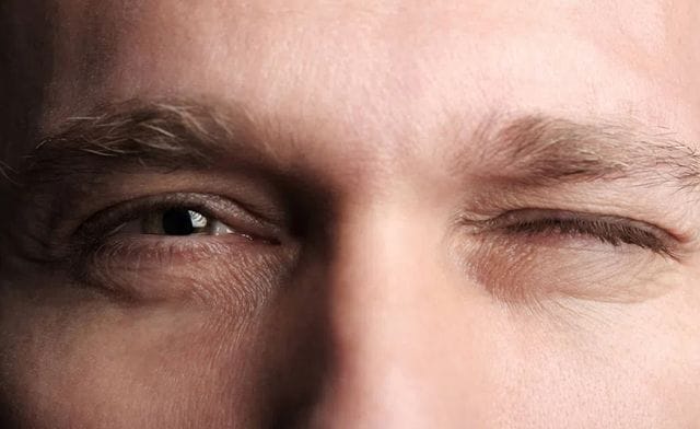 Tần suất nháy là yếu tố có thể tìm ra ý nghĩa của mắt trái nam giật