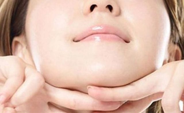 Điềm báo giật cằm trái và phải có giống nhau không