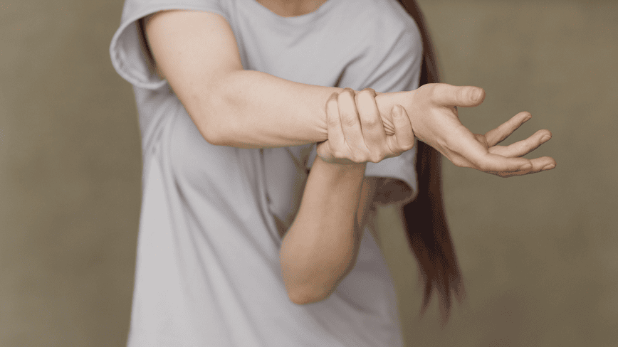 Điềm báo khi nữ bị giật cơ bắp tay phải là tốt hay xấu?