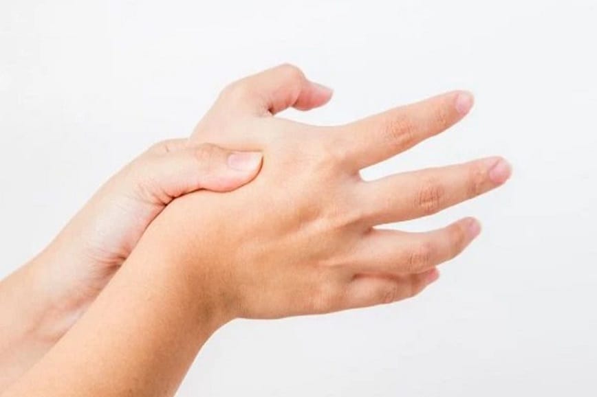 Luận giải ngón tay cái bị giật là điềm gì?