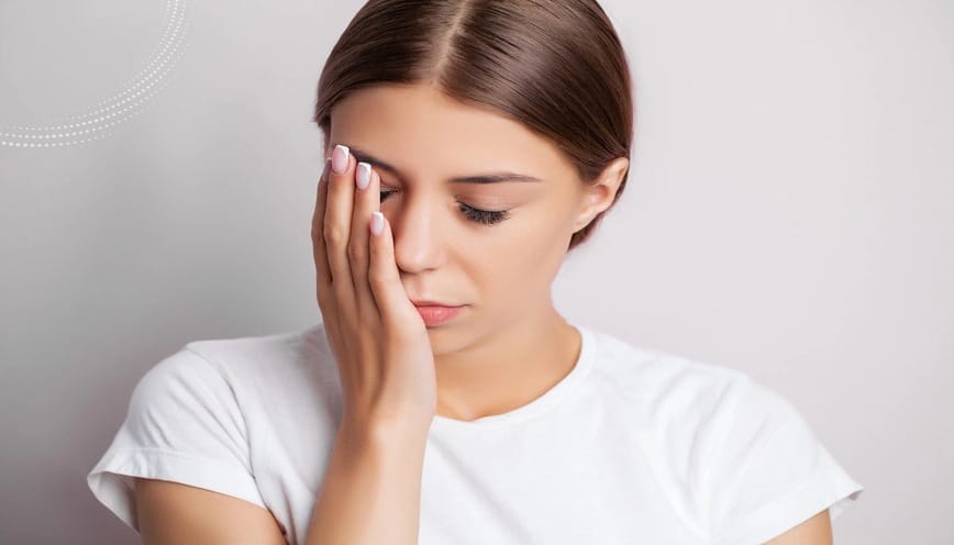 Má phải giật cơ điềm gì? Dấu hiệu báo trước theo quan niệm dân gian