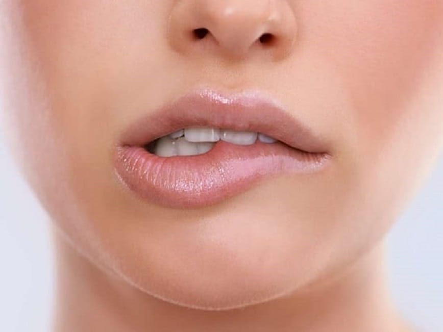 Miệng giật thoáng qua vài lần