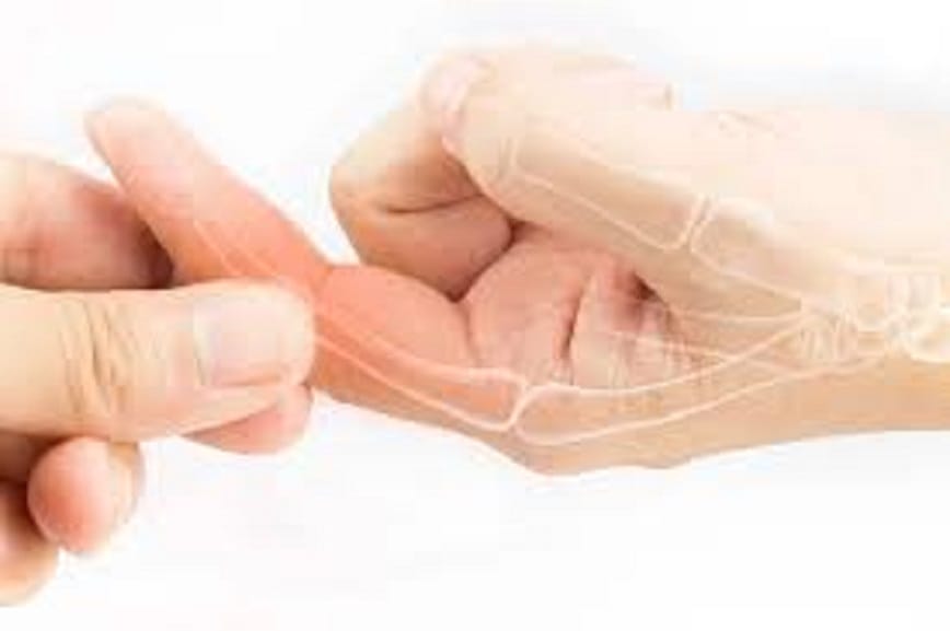 Ngón tay trỏ bị giật buổi tối