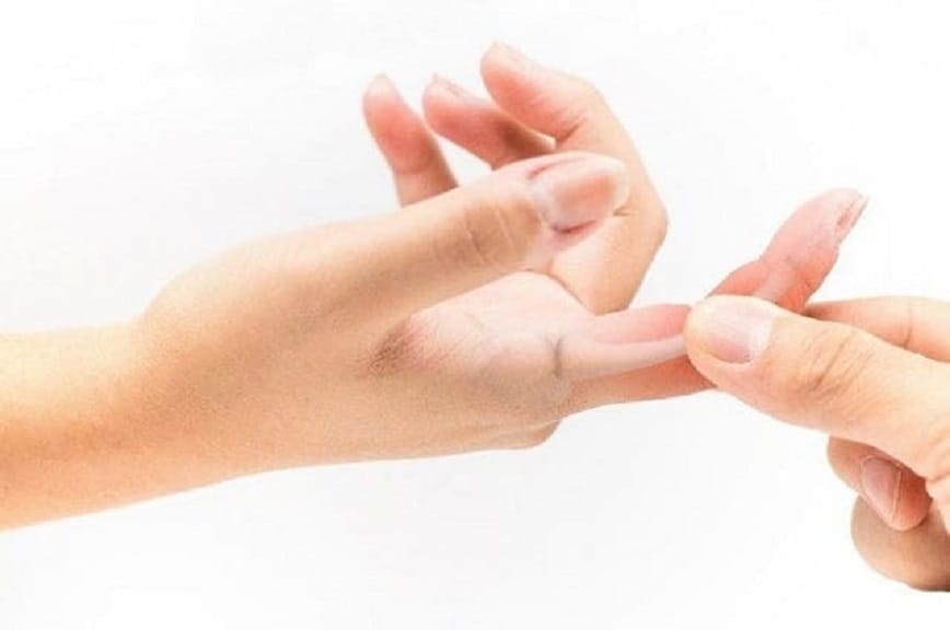 Ngón tay trỏ giật vào buổi trưa