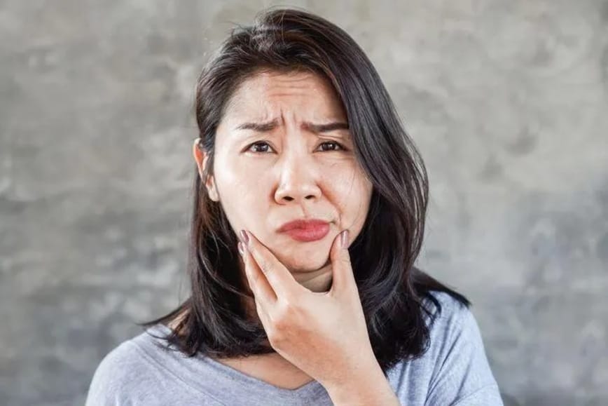 Nữ giật má phải là điềm gì?