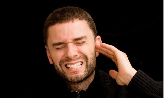 Điềm báo tài lộc và gợi ý các con số may mắn khi nam giới ngứa tai trái