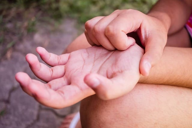 Ngứa lòng bàn tay trái la điềm gì?