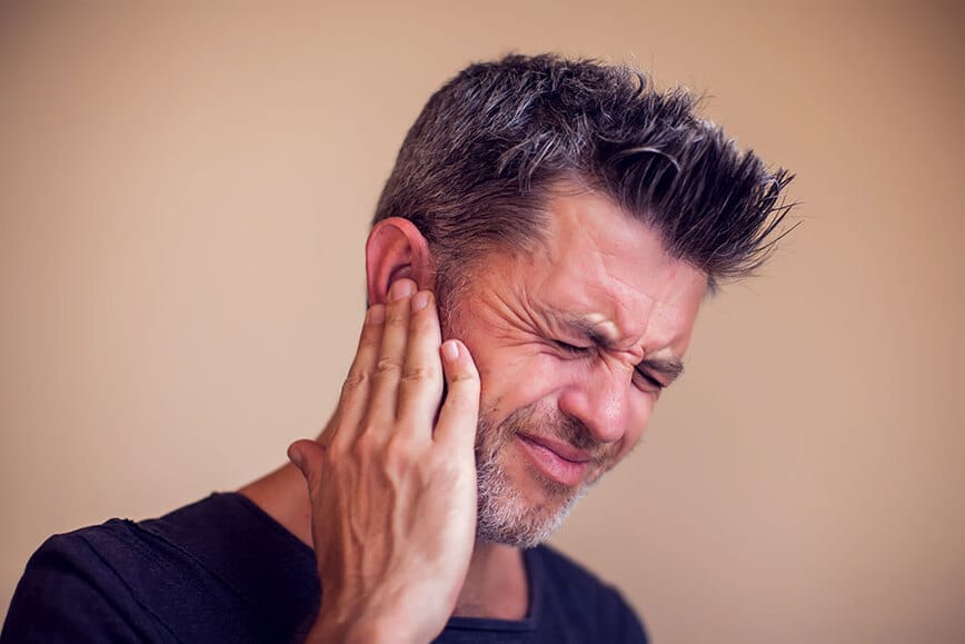 Nam giới tự nhiên bị ù tai phải điềm gì?