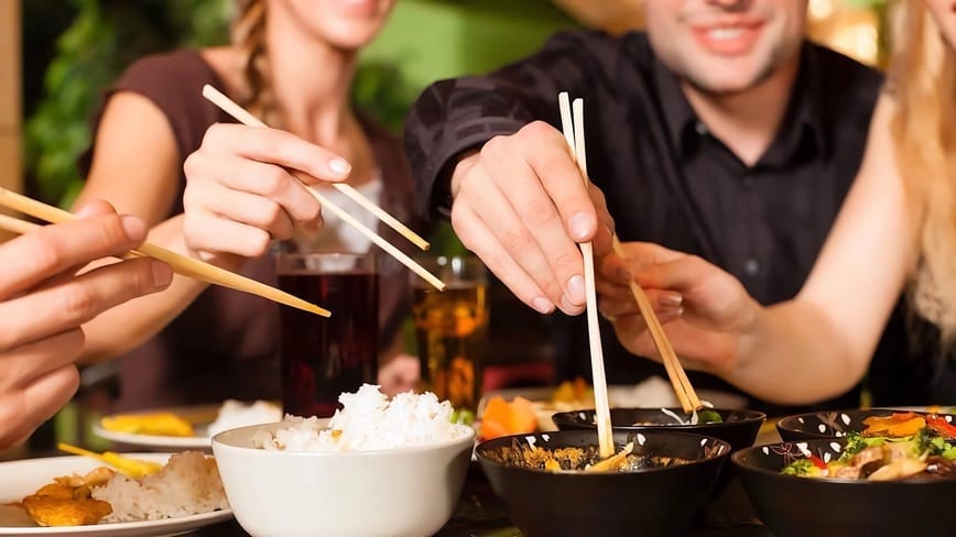 Nếu bạn đang trong bữa ăn và đột nhiên đũa gãy thì điềm báo ở đây liên quan trực tiếp đến cuộc sống gia đình