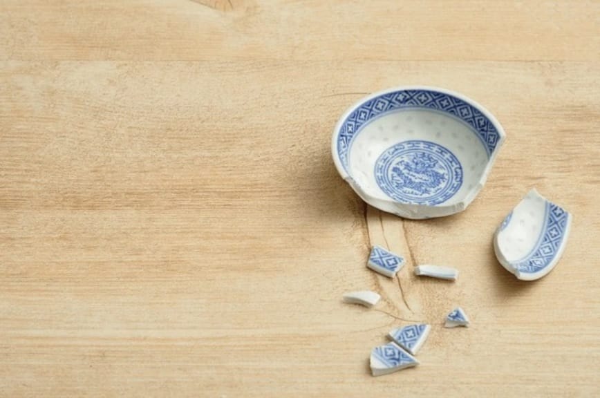 Nếu chiếc bát vỡ là của người khác thì bạn cần chú ý đến các mối quan hệ xã giao xung quanh