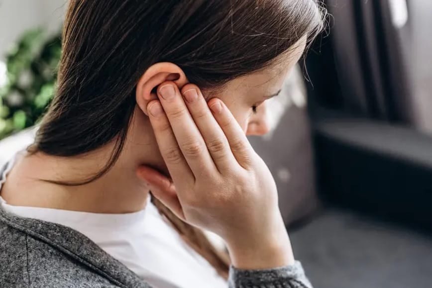 Nữ giới tự nhiên bị ù tai phải điềm gì?