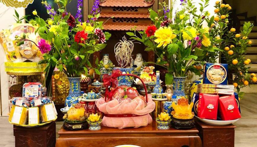 Bàn thờ Thần Tài được sắp xếp đầy đủ lễ vật
