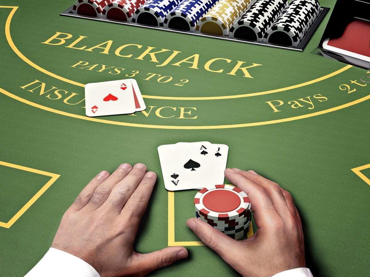 Cách chơi Blackjack cơ bản với các lá bài phổ biến